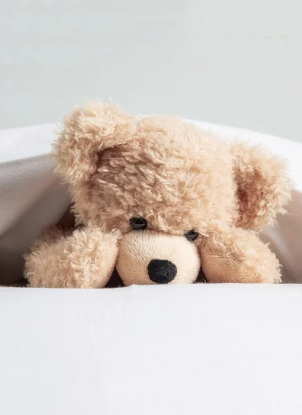 Kinder Schlafen Niedlicher Teddy Liegt Auf Matratze Und Spielt Mit — Stockfoto