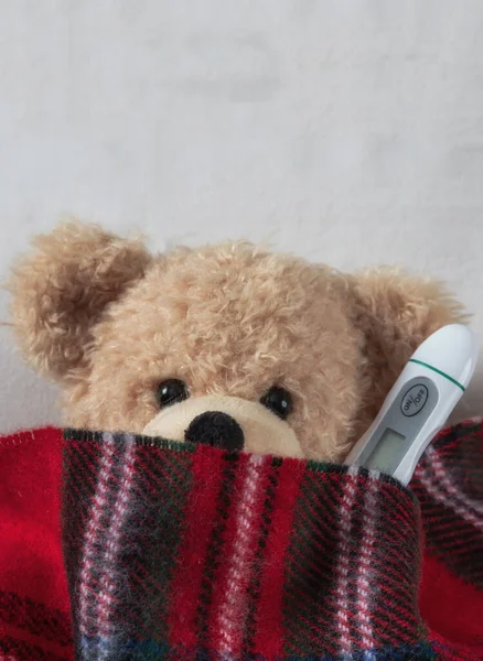 Febbre Raffreddore Infantile Concetto Influenza Virale Carino Orsacchiotto Con Termometro — Foto Stock