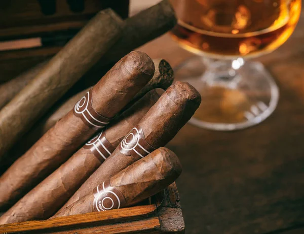 Zigarren Luxusraucher Konzept Kubanische Zigarren Einer Holzkiste Verschwommenes Glas Cognacbrand — Stockfoto