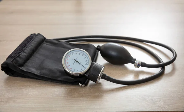 血圧測定 高血圧制御 医務室の机の上の医療用水腫計 クローズアップビュー 健康心臓検査の概念 — ストック写真