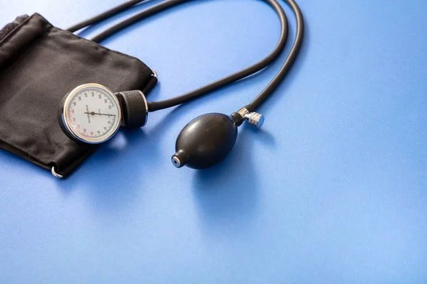 Μέτρηση Αρτηριακής Πίεσης Έλεγχος Υπέρτασης Ιατρικό Σφυγμομανόμετρο Μπλε Χρώμα Φόντο — Φωτογραφία Αρχείου
