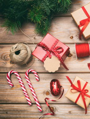 Noel hazırlığı. Hediye kutuları düz bir şekilde ahşap zemin üzerinde duruyordu, üst görünüm