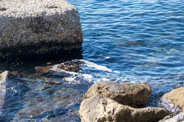 Sea Pollution Concept Foam Rocks Sunny Water Surface Oil Petroleum — Stock Photo, Image