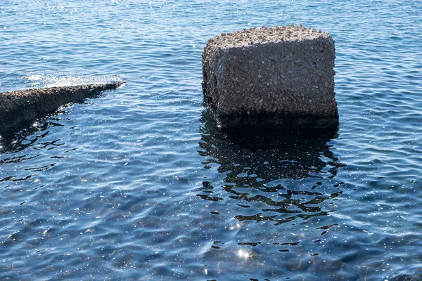 Begreppet Havsförorening Skum Mellan Kajkanten Stenar Glitter Soligt Vatten Yta — Stockfoto