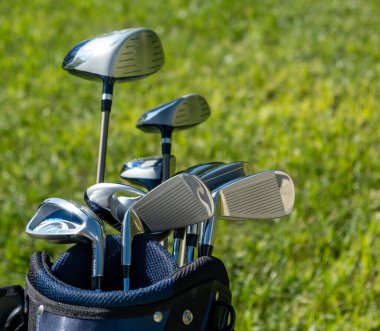 Golf sopası, yeşil çimen golf sahasında çantada keklik. Manzarayı kapat..