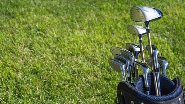 Golf Club Varas Saco Fundo Campo Golfe Grama Verde Close — Fotografia de Stock