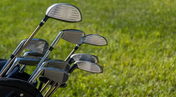 Golfclub Stokken Een Tas Groen Gras Golfbaan Achtergrond Van Dichtbij — Stockfoto