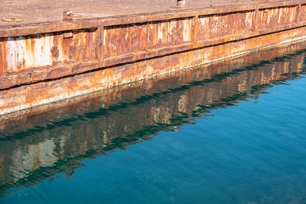 Vieux Quai Industriel Métal Rouillé Réflexions Sur Eau Mer Bleu — Photo