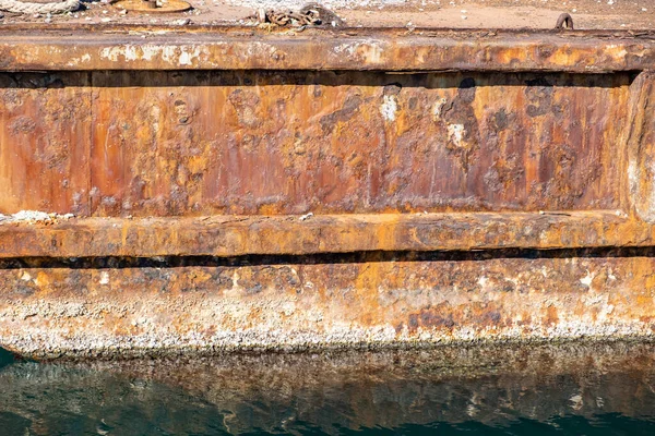 Rusty Metal Gamla Industriella Hamnen Kaj Närbild Reflektioner Havsvatten — Stockfoto