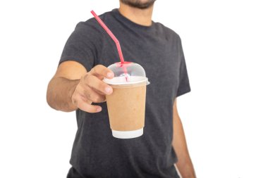 Paket kahve konsepti olan bir adam. Beyaz arka planda saman izole edilmiş kağıt konteynırda taze içecek sunan genç kişi.