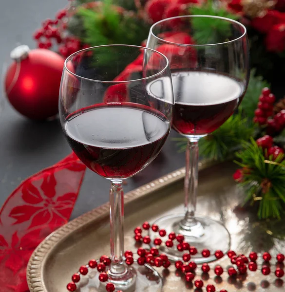 Χριστουγεννιάτικο Κόκκινο Κρασί Δύο Ποτήρια Κρασί Ασημένιο Δίσκο Έτοιμο Για — Φωτογραφία Αρχείου