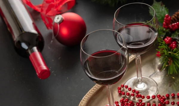 Χριστουγεννιάτικο Κόκκινο Κρασί Δύο Ποτήρια Κρασί Ασημένιο Δίσκο Έτοιμο Για — Φωτογραφία Αρχείου