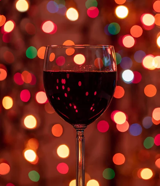 Red Wine Glass Christmas Lights Colorful Bokeh Background Winter Holiday — Stock Photo, Image