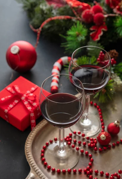 Vino Rosso Natale Due Bicchieri Vino Vassoio Argento Pronto Servire — Foto Stock