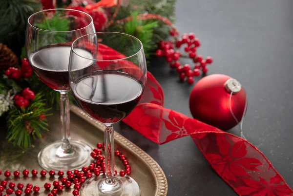 Vino Rosso Natale Due Bicchieri Vino Vassoio Argento Pronto Servire — Foto Stock
