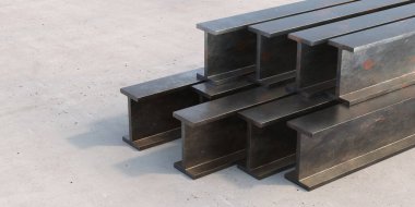 Çelik kiriş üretimi. Metal kirişler beton endüstriyel zemin üzerine yığılmış, kopyalama alanı. 3d illüstrasyon