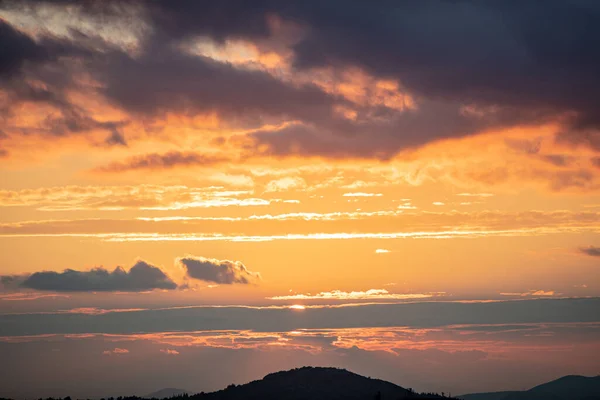 Puesta Sol Amanecer Cielo Colorido Montaña Colina Silueta Negra Contra — Foto de Stock