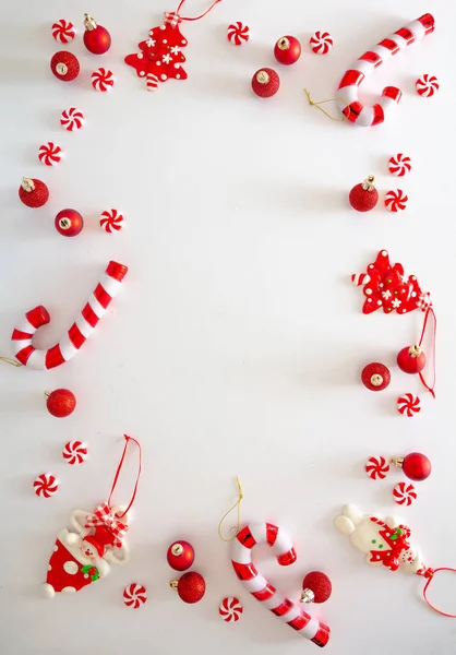 Adornos Navidad Bolas Dulces Caramelos Color Rojo Sobre Fondo Blanco — Foto de Stock