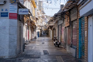 Atina, Yunanistan - 10 Kasım 2020. COVID19 koronavirüs kilitlenmesi. Şehir merkezinde boş sokaklar, iş yeri kapalı, Monastiraki tarihi turistik bölgesi