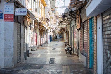Atina, Yunanistan - 10 Kasım 2020. COVID19 koronavirüs kilitlenmesi. Şehir merkezinde boş sokaklar, iş yeri kapalı, Monastiraki tarihi turistik bölgesi