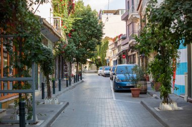 Atina, Yunanistan - 10 Kasım 2020. COVID19 koronavirüs kilitlenmesi. Şehir merkezinde boş sokaklar, iş yeri kapalı, Monastiraki tarihi turistik bölgesi
