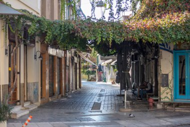 Atina, Yunanistan - 10 Kasım 2020. COVID19 koronavirüs kilitlenmesi. Şehir merkezinde boş sokaklar, iş yeri kapalı, Monastiraki tarihi turistik bölgesi