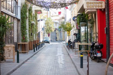 Atina, Yunanistan - 10 Kasım 2020. COVID19 koronavirüs kilitlenmesi. Şehir merkezinde boş sokaklar, iş yeri kapalı, Monastiraki tarihi turistik bölgesi