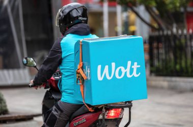 Atina, Yunanistan. 12 Kasım 2020. Wolt yemek dağıtım servisi, şehir merkezinde mobiletle gezen kurye, dikiz aynası.