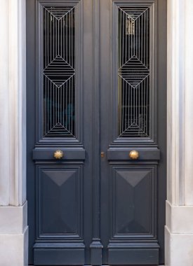 Tahta giriş kapısı, beyaz mermer çerçeve, Atina 'nın Plaka kentindeki lüks konut girişi