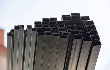 Şehirdeki inşaat çalışmaları sırasında birçok metal boru inşaat sahasında üst üste yığılmış. Boş yapısal bölüm veya kare profil şekli