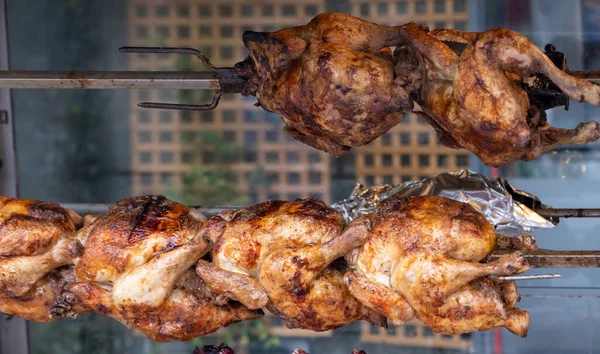 Pollos Asados Parrilla Brochetas Metal Restaurante Calle Ciudad — Foto de Stock