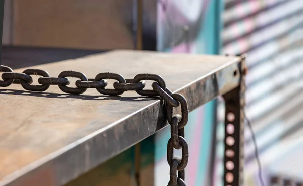 Κλειδωμένη Ασφάλεια Weathered Αλυσίδα Τοποθετείται Μεταλλικό Τραπέζι Blur Γκαράζ Ρολό — Φωτογραφία Αρχείου