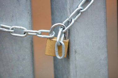 Giriş kapısında zincirli ağır metal asma kilit var. Güvenlik, güvenlik kavramı