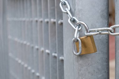 Giriş kapısında zincirli ağır metal asma kilit var. Güvenlik, güvenlik kavramı