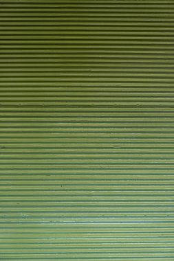 Metal paten kepenk dokusu arka plan, yeşil renk. Mağaza girişi kapalı, güvenlik kilidi