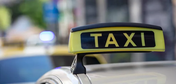 Taxi Jel Egy Autó Tetején Sárga Fekete Színű Szöveg Közelkép — Stock Fotó