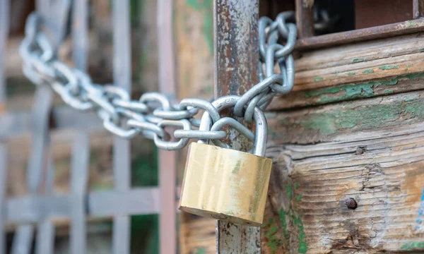 Cadenas Métal Lourd Avec Fermeture Chaîne Sur Une Porte Entrée — Photo