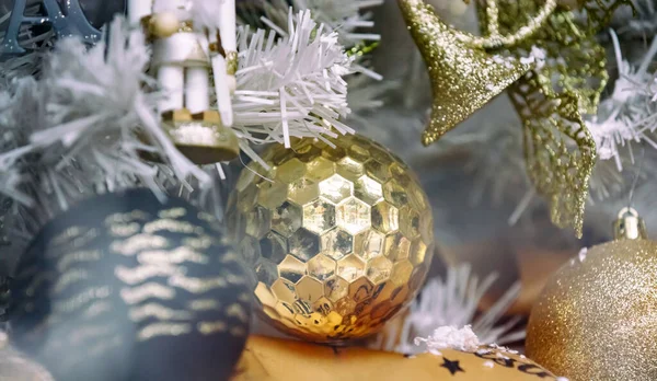 Χριστουγεννιάτικα Στολίδια Χριστουγεννιάτικη Διακόσμηση Δέντρου Χρυσά Στολίδια Χρώμα Closeup Προβολή — Φωτογραφία Αρχείου