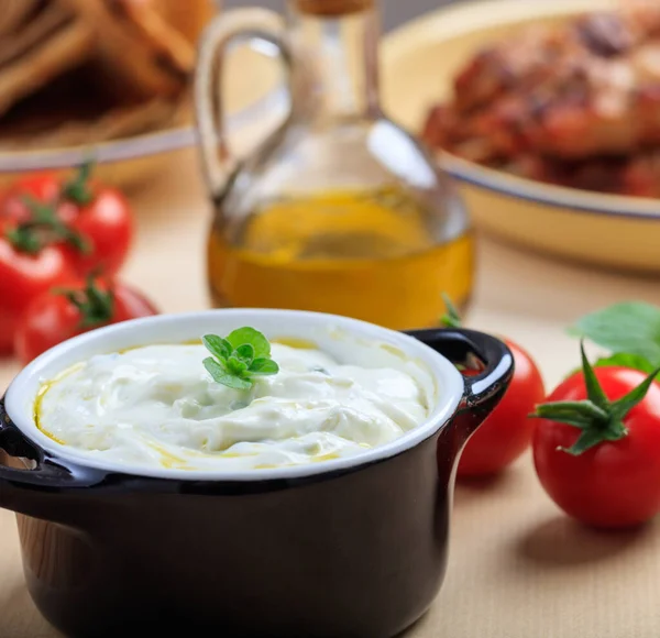 Grekiska Tzatziki Dip Sås Traditionell Kryddig Aptitretare Gjord Med Grekisk — Stockfoto