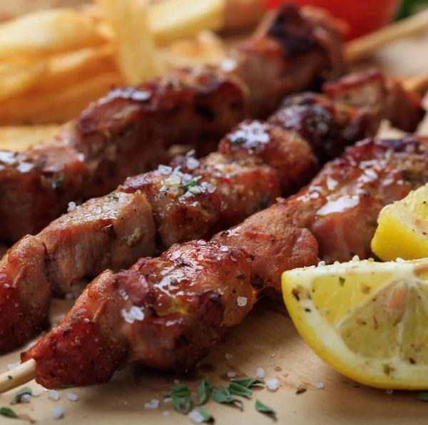 Souvlaki Grieks Eten Gegrilde Vleesspiesjes Geserveerd Met Gebakken Aardappelen Pitabrood — Stockfoto
