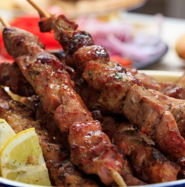 Souvlaki Griechisches Essen Gegrillte Fleischspieße Serviert Mit Bratkartoffeln Fladenbrot Und — Stockfoto