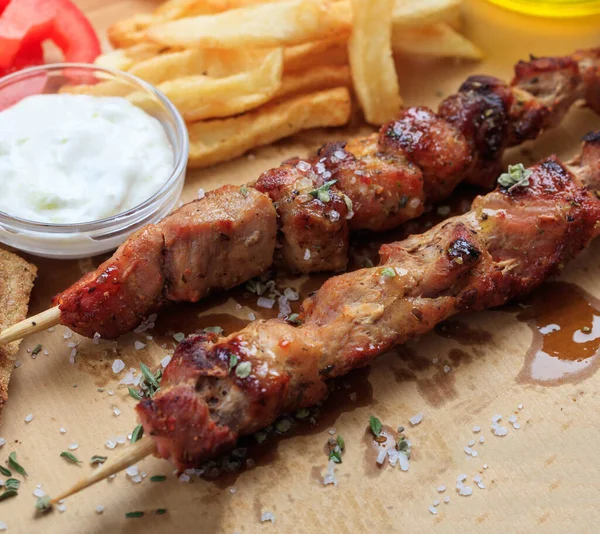 Souvlaki Griechisches Essen Gegrillte Fleischspieße Serviert Mit Bratkartoffeln Fladenbrot Und — Stockfoto