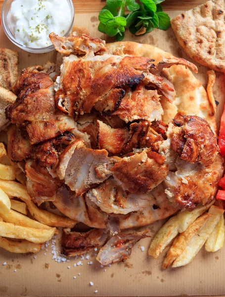 Gyro Griechisches Essen Gegrillte Fleischscheiben Serviert Mit Bratkartoffeln Tomaten Und — Stockfoto