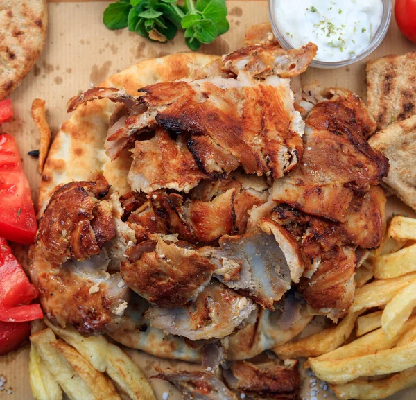 Gyros Grekisk Mat Grillade Köttskivor Serveras Med Stekt Potatis Tomat — Stockfoto