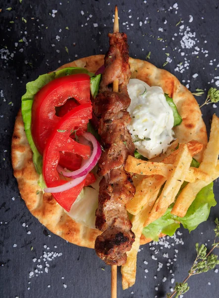 Souvlaki Grekisk Mat Grillat Kött Spett Serveras Med Stekt Potatis — Stockfoto