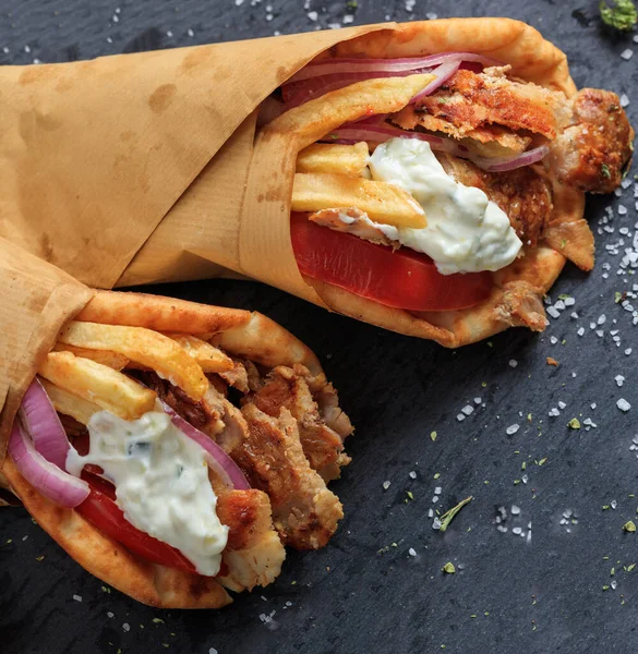 Gyros Envolve Comida Grega Carne Grelhada Fatiada Com Batatas Fritas — Fotografia de Stock