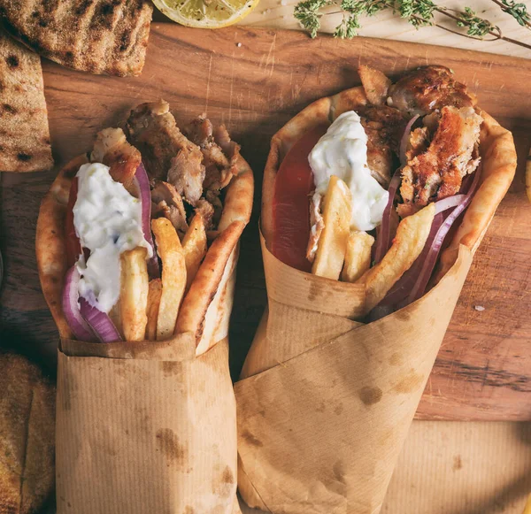 Gyros Envuelve Comida Griega Carne Parrilla Rebanada Con Papas Fritas — Foto de Stock