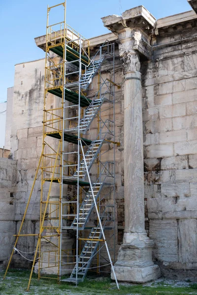Atenas Grécia Hadrians Biblioteca Colunas Andaimes Para Obras Restauração Fundo — Fotografia de Stock