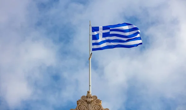 Grecka Flaga Machająca Biegunie Przed Błękitnym Chmurnym Tłem Nieba Przestrzeń — Zdjęcie stockowe