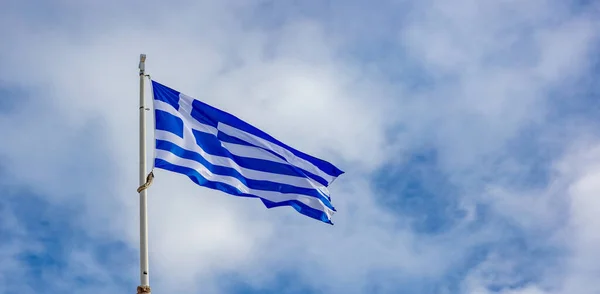 Grekiska Flaggan Viftar Stolpen Mot Blå Molnig Himmel Bakgrund Kopiera — Stockfoto